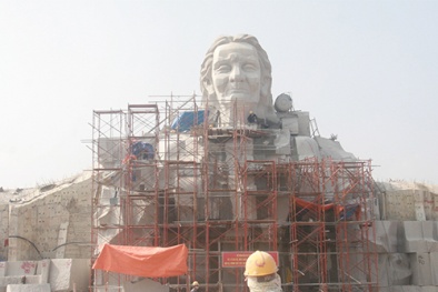 Tượng Bà mẹ Việt Nam Anh hùng xây được một nửa thì...thiếu tiền